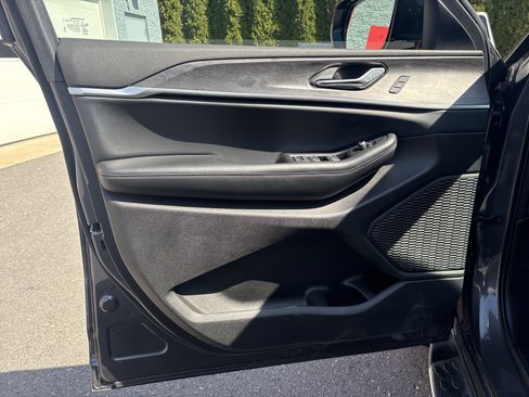 Used 2025 Jeep Grand Cherokee L Limited w/ Luxury Tech Group II image 17