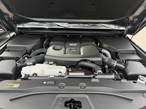Used 2025 Lexus GX 550 w/ Accessory Package (2T) AWD/4WD image 31