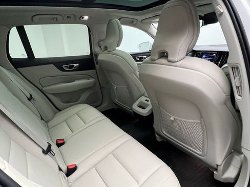 Used 2022 Volvo V60 T5 Cross Country image 8