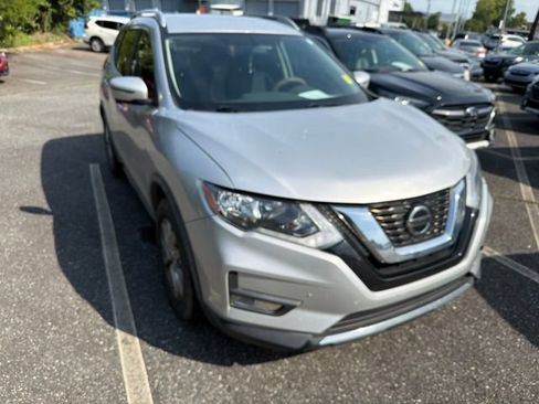 Used 2018 Nissan Rogue SV w/ Premium Package FWD image 3