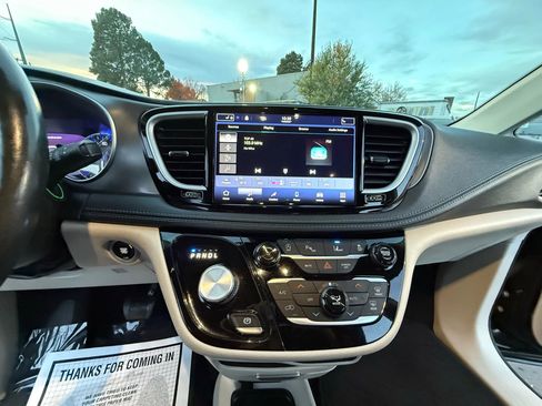 Used 2021 Chrysler Pacifica Touring-L image 30