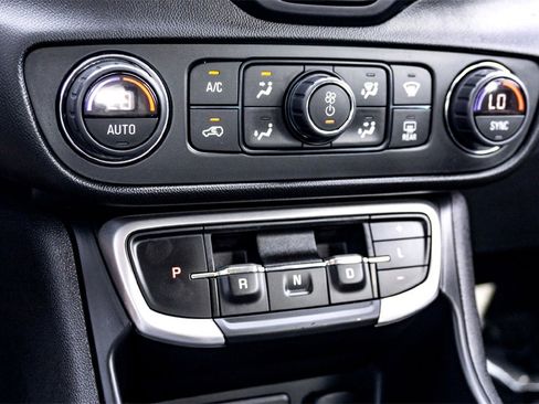 Used 2024 GMC Terrain SLT image 25