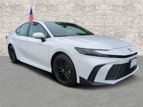 Used 2026 Toyota Camry SE FWD image 1