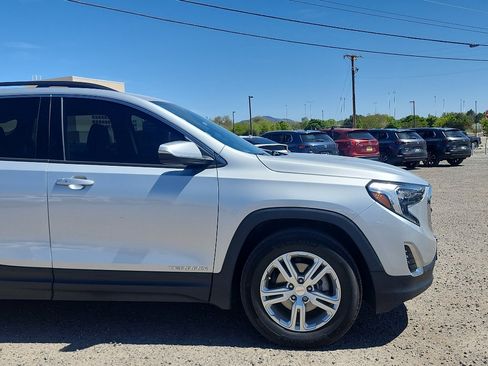 Used 2020 GMC Terrain SLE w/ Driver Convenience Package FWD image 4