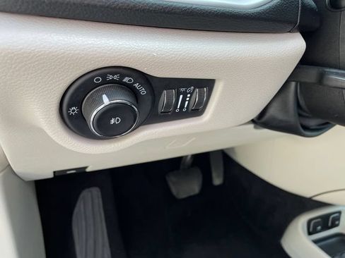 Used 2021 Chrysler Pacifica Touring-L FWD image 28