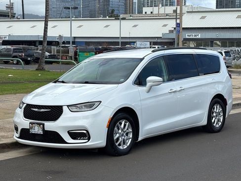 Used 2022 Chrysler Pacifica Touring-L FWD image 1