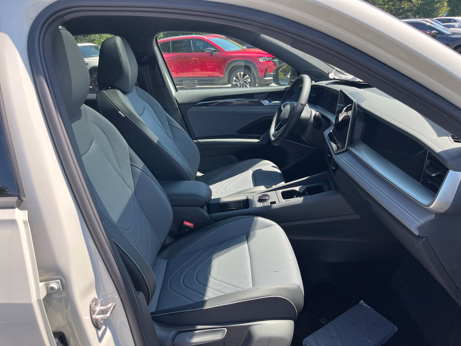 New 2026 Volkswagen Tiguan SE R-Line FWD image 29