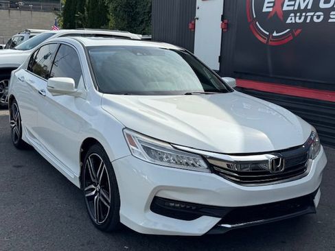 Used 2017 Honda Accord Touring image 4