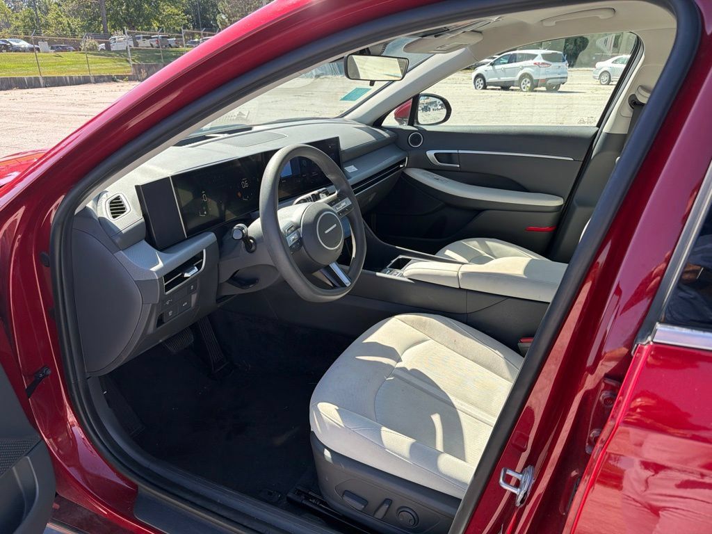 Used 2025 Hyundai Sonata SEL FWD image 11