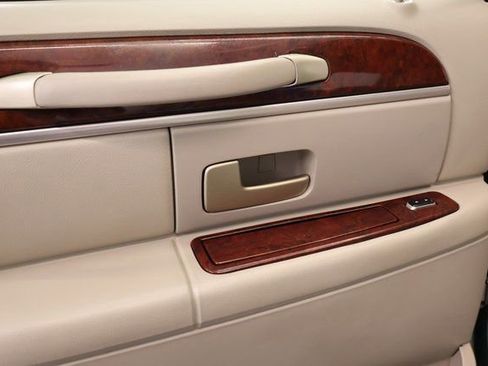 Used 2005 Lincoln Town Car Signature image 23