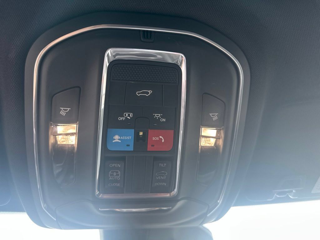 Used 2024 Jeep Grand Cherokee Laredo X w/ Luxury Tech Group I RWD image 25