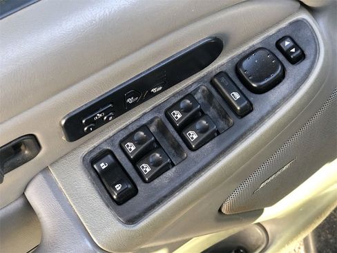 Used 2005 Chevrolet Silverado 2500 LT w/ Heavy-Duty Power Package image 9