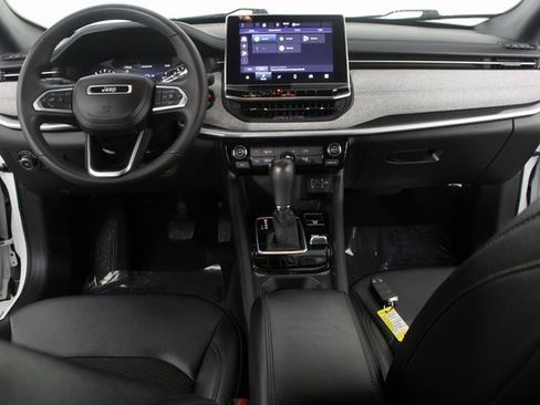 Used 2024 Jeep Compass Latitude image 9