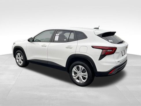 Used 2025 Chevrolet Trax LS FWD image 3