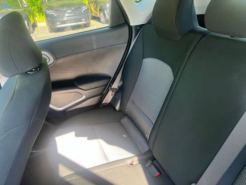 Used 2025 Kia Soul LX w/ LX Technology Package FWD image 34