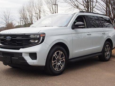 Certified 2025 Ford Expedition Active image 3