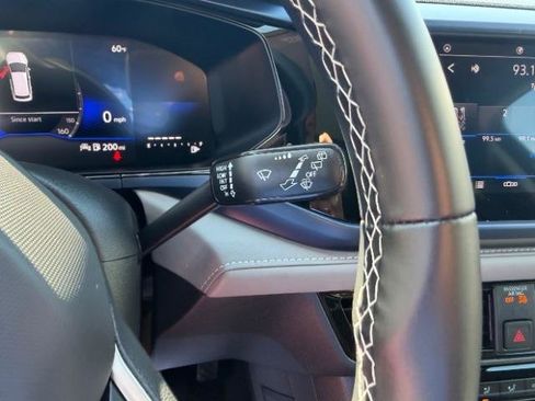 Used 2024 Volkswagen Taos SE w/ Panoramic Sunroof Package image 24