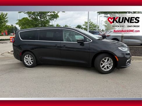 Used 2023 Chrysler Pacifica Touring-L FWD image 5