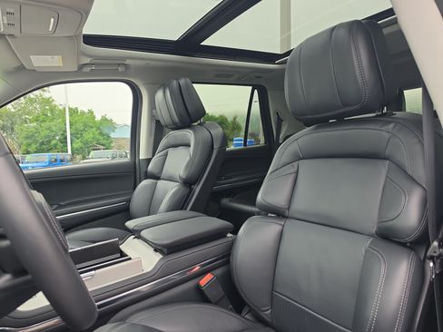 Used 2026 Lincoln Navigator Reserve AWD/4WD image 13