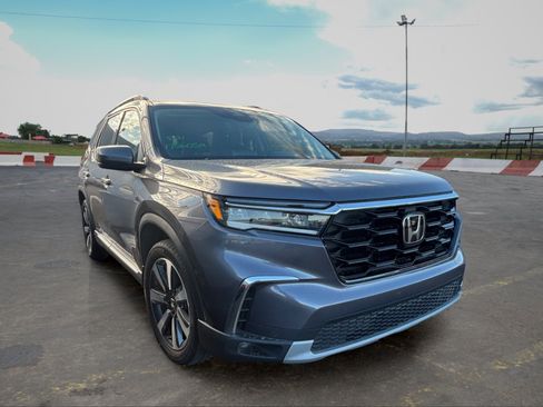 Used 2023 Honda Pilot Touring image 2