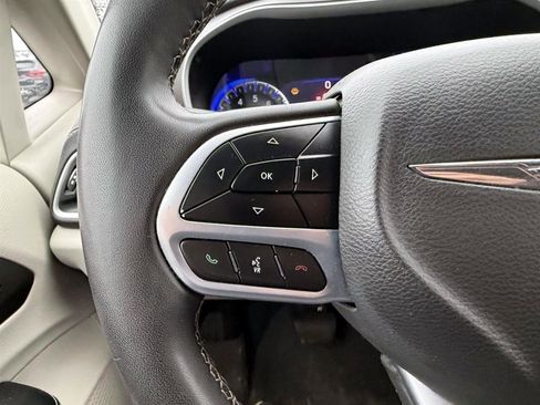 Used 2022 Chrysler Pacifica Touring-L image 23