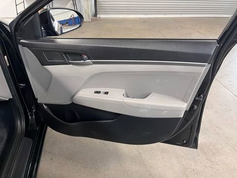 Used 2017 Hyundai Elantra SE image 11
