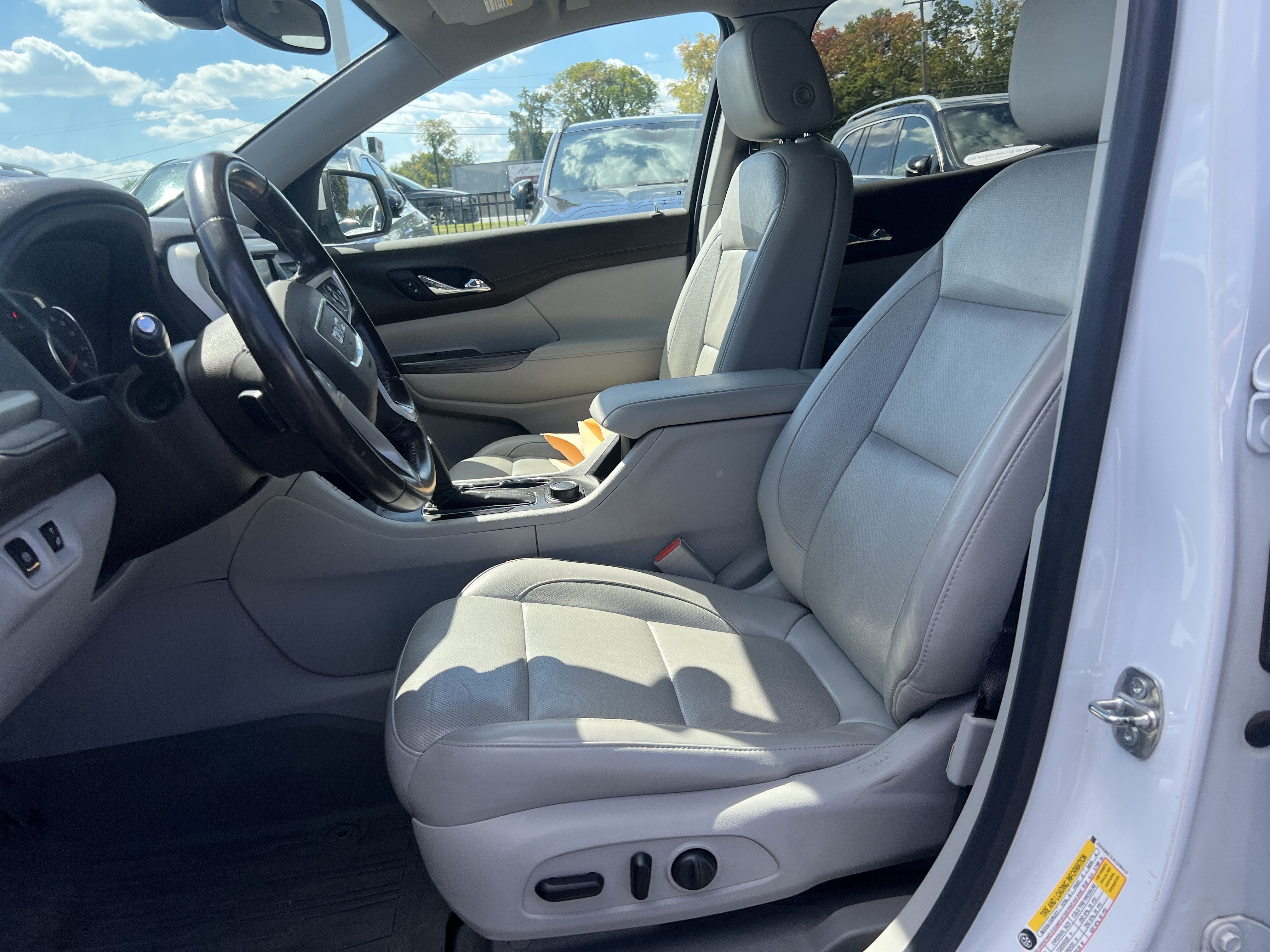 Used 2019 GMC Acadia SLT w/ LPO, Floor Liner Package FWD image 16