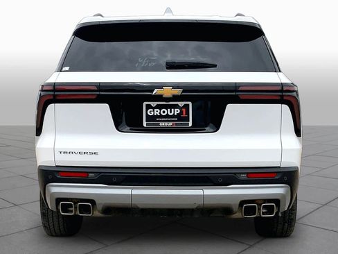Used 2025 Chevrolet Traverse LT FWD image 5
