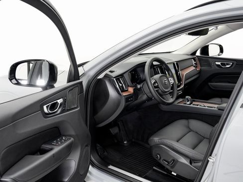 Used 2024 Volvo XC60 T8 Plus image 7