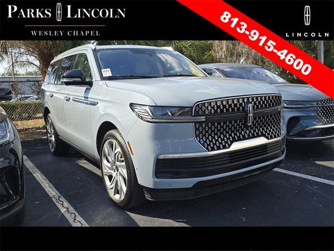 Used 2025 Lincoln Navigator Reserve image 2
