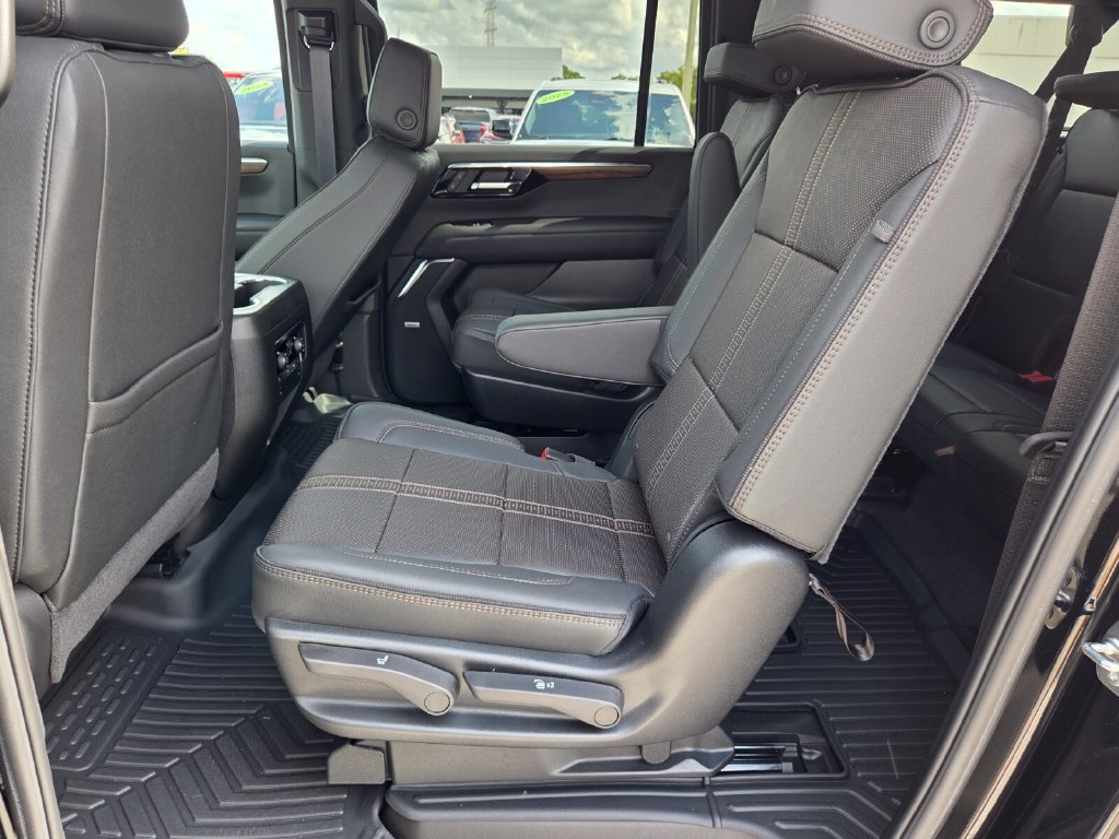 Used 2026 Chevrolet Suburban High Country RWD image 9