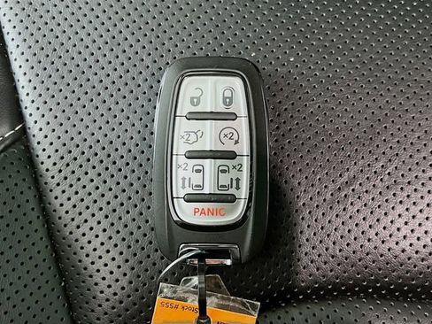 Used 2024 Chrysler Pacifica Limited w/ S Appearance Package FWD image 33