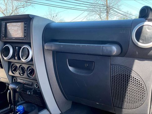 Used 2010 Jeep Wrangler Unlimited Sahara image 19