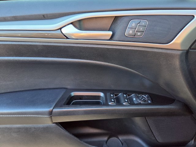 Used 2018 Ford Fusion SE w/ Fusion SE Technology Package FWD image 16