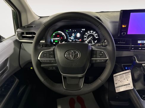 New 2026 Toyota Sienna XLE image 12