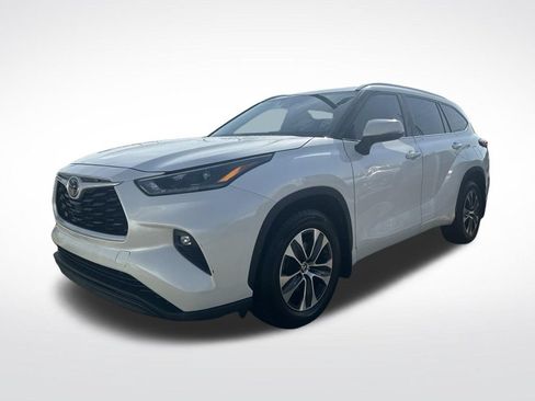 Used 2021 Toyota Highlander XLE FWD image 3