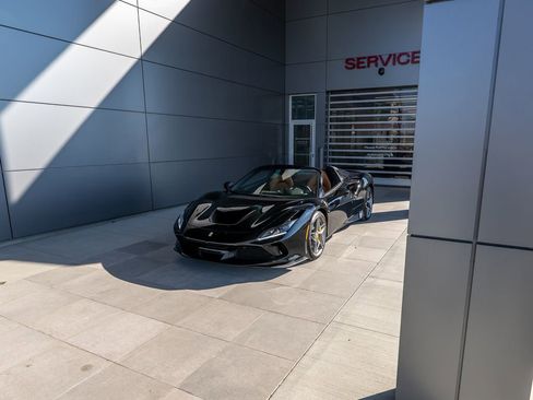 Used 2021 Ferrari F8 Tributo image 37