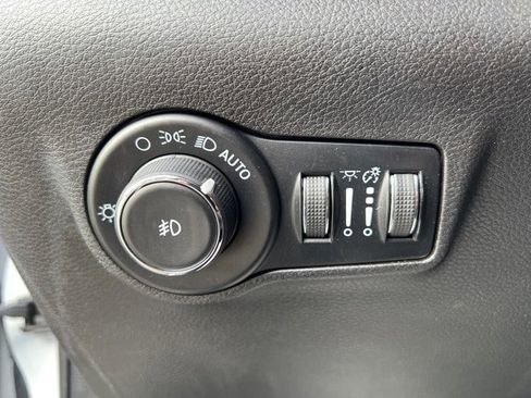 Used 2023 Jeep Compass Latitude image 17