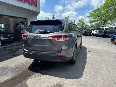 Used 2019 Toyota Highlander XLE AWD/4WD image 2