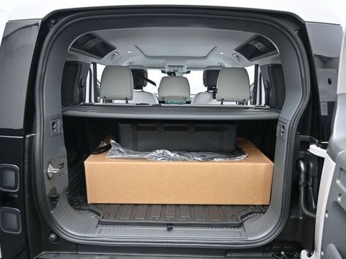 New 2026 Land Rover Defender 110 X-Dynamic SE AWD/4WD image 17