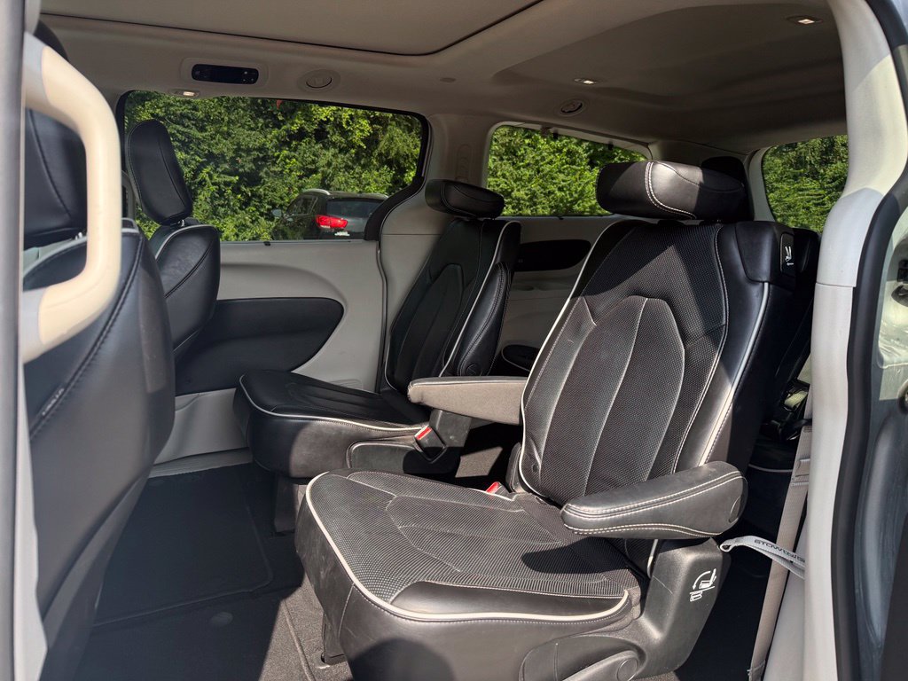 Used 2023 Chrysler Pacifica Limited FWD image 10
