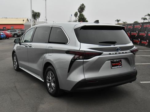 Used 2023 Toyota Sienna LE image 6