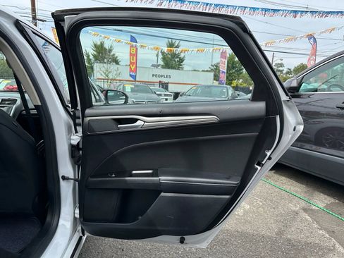 Used 2017 Ford Fusion SE image 18