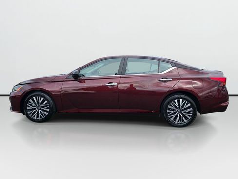 Used 2025 Nissan Altima 2.5 SV FWD image 2