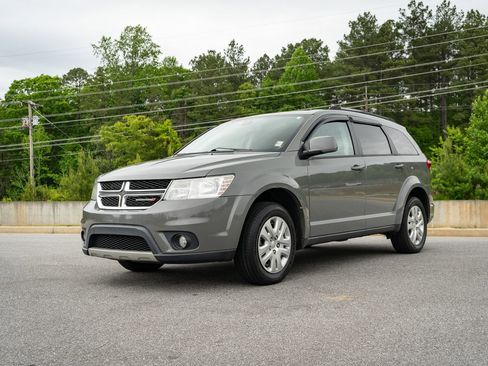 Used 2019 Dodge Journey SE w/ Safe & Sound Group FWD image 3