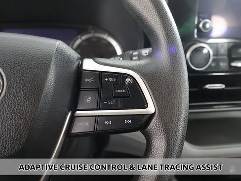 Used 2023 Toyota Highlander L AWD/4WD image 3