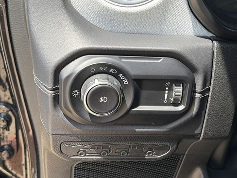 Used 2025 Jeep Wrangler Sahara image 19