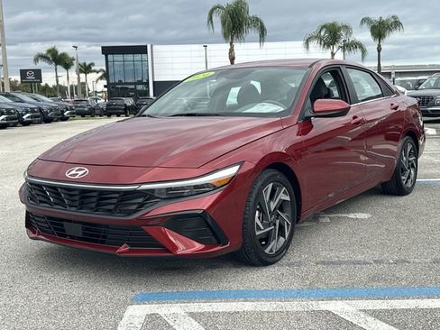 Used 2024 Hyundai Elantra SEL w/ Convenience Package image 2