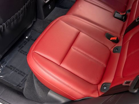 Certified 2025 Porsche Macan AWD/4WD image 42