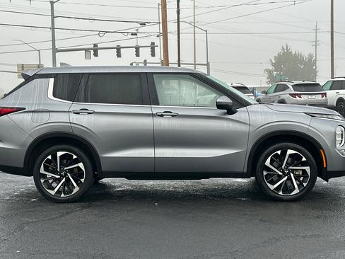 Used 2024 Mitsubishi Outlander SE image 3